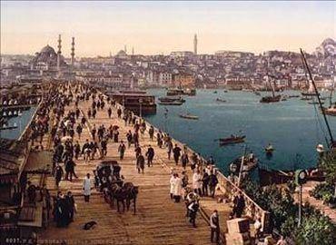 <p><strong>İSTANBUL’UN FETHi BÜYÜK BiR iMPARATORLUĞUN YOLUNU AÇTI</strong><br />
<br />
İstanbul'un fethi genç padişaha sonsuz bir kudret ve otorite sağladı. Fetih öncesi büyük karışıklıklar içerisinde çalkalanan Osmanlı Devleti bu fethin getirdiği büyük prestijle hem İslâm dünyasının en parlak devleti haline geldi, hem de düşmanları üzerinde psikolojik yılgınlık yarattı.</p>
<p> </p>