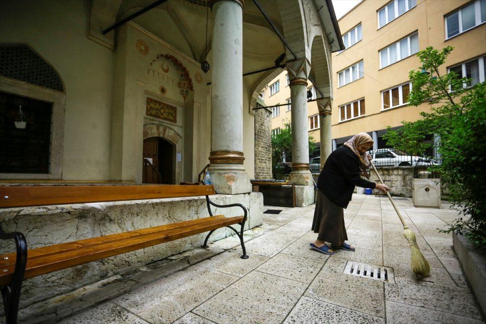 <p>Ramazan ayının ayrı bir maneviyatta geçtiği Makedonya'nın başkenti Üsküp de ramazana hazır. Türk Çarşısı'ndaki tarihi Murat Paşa Camisi "Hoş geldin Ya Şehri Ramazan" yazılı bir afişle süslenirken, Müslüman nüfusun yaşadığı Türk Çarşısı ve civardaki camiler de ramazan için temizlendi.</p>
<p> </p>