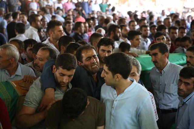 <p>IŞİD’in düğüne yönelik bombalı saldırısının izleri, üst düzey yöneticileri arasındaki yazışmalarda tespit edilmişti. Geçtiğimiz yıl 10 Ekim tarihinde meydana gelen Ankara Garı patlamasının iddianamesinde, örgüt yöneticileri İlhami Balı ve 1 Mayıs’ta Gaziantep Emniyet Müdürlüğü’ne yapılan saldırı sonrasındaki operasyonda kendini patlatarak ölen IŞİD’li terörist Yunus Durmaz arasındaki yazışmalar yer almıştı.</p>

<p> </p>
