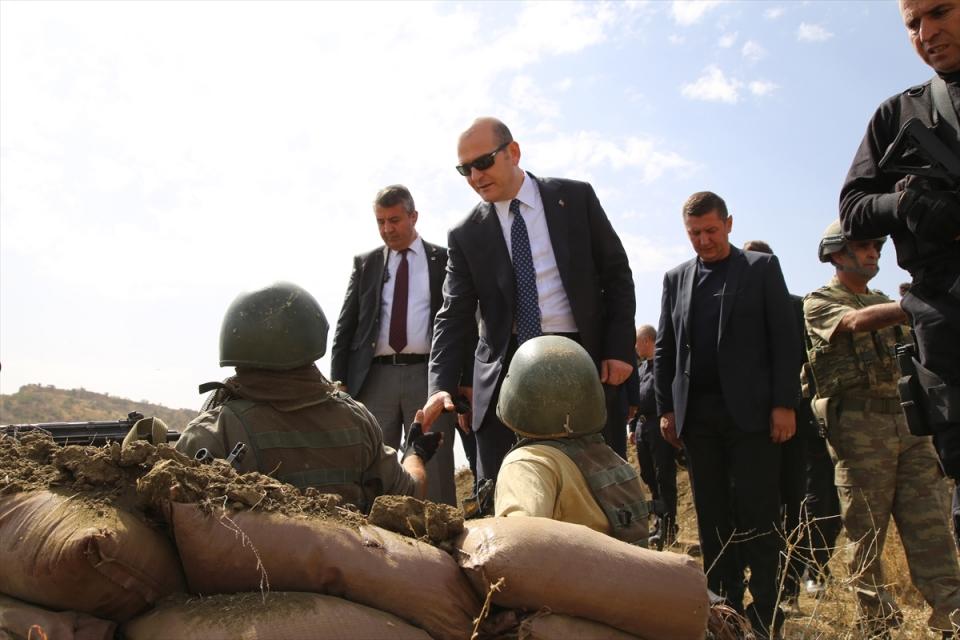 <p>İçişleri Bakanı Süleyman Soylu, yapımı süren Şırnak-Van karayolunda güvenliği sağlayan askerlere PKK'lı teröristlerce dün düzenlenen saldırının gerçekleştiği bölgede incelemelerde bulundu.</p>
