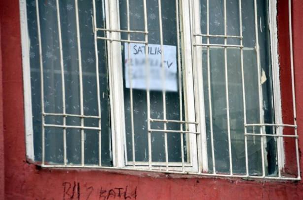 <p>Teröristlerin caminin altında bulunan mağaradan kaçtıkları öğrenildi.</p>
<p> </p>