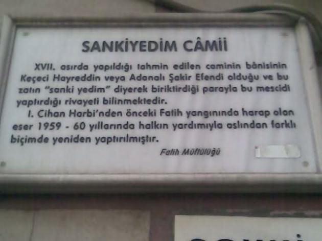 Bu yüzden de nefsinin her istediğine boyun eğmez, yok yere para harcamazmış. Canı bir şey yemek istediğinde 'sanki yedim' der ve o anda harcaması gereken parayı biriktirirmiş. İşte Keçeci Hayrettin Efendi, kenara biriktirdiği bu paralarla Fatih'teki bu camiyi yaptırmış. Cami 1. Dünya Savaşı'ndan önce çıkan yangında harap olmuş ama 1959-60 yıllarında halkın yardımlarıyla tekrar inşa edilmiş.