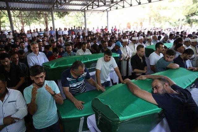 <p>Saldırıda, 2’si de 12 yaşındaki Serhat Eryılmaz ve amcasının oğlu Devran Eryılmaz da hayatını kaybetti. 2 çocuğun kına gecesini izlediği sırada meydana gelen patlamada yaşamını yitirdiği belirtildi. Yakınları İlhan Eryılmaz, facebook hesabından fotoğraflarını paylaştığı 2 yeğeninin ardından “Ne istediniz gencecik çocuklardan, ne istediniz?” diye yazdı. </p>

<p> </p>
