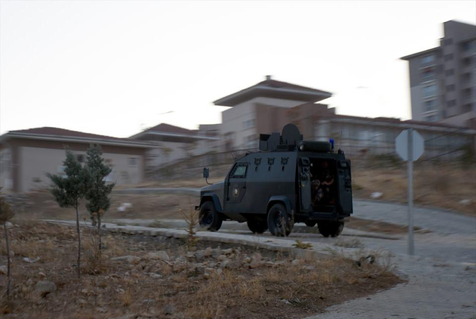 <p>İl Emniyet Müdürü Ömer Urhal'ın koordinesinde gerçekleştirilen operasyonda 35 ekip, Malatya merkez Melekbaba, Taştepe, TOKİ bölgesi, Yeşilyurt ve Akçadağ ilçesi ile İstanbul'da şafak vakti 26 adrese baskın yaptı.</p>
<p> </p>