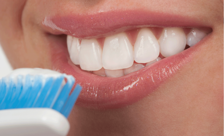 <p><strong>1- </strong>Yemeklerden sonra dişlerinizi fırçalamayın. Yemeklerden sonra diş fırçalamak, diş sağlığının bozulmasına neden olur.</p>

