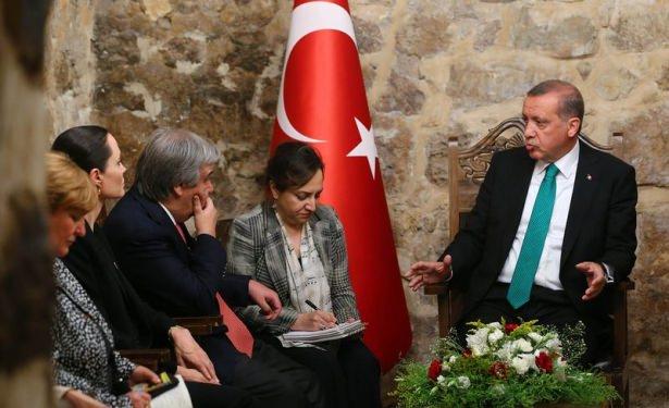 <p> Cumhurbaşkanı Recep Tayyip Erdoğan, Kasr-ı Nehroz Oteli'nde BM Mülteciler Yüksek Komiseri Antonio Guterres ve BM Mülteciler Yüksek Komiserliği Özel Temsilcisi Angelina Jolie'yi kabul etti. </p>
