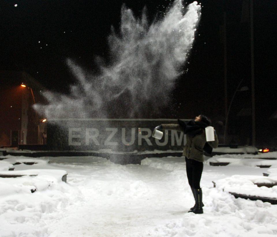 <p>Gece eksi 33 derece soğuk havanın yaşandığı Erzurum’da havaya serpilen sıcak su yere buz taneciği olarak düştü. </p>
<p></p>