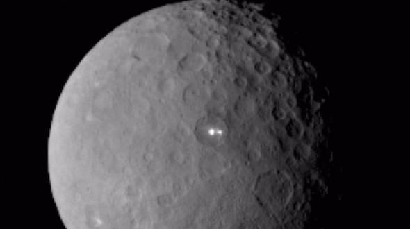 <p><strong>Ceres'te esrarengiz ışıklar </strong></p>

<p>NASA uzay aracı Dawn'ın yörüngesine yaklaştığı cüce gezegen Ceres'ten elde edilen en son fotoğrafta, gök cisminin yüzeyinde esrarengiz ışıklar dikkat çekti. NASA, ilk gözlemlerde Ceres'in yüzeyinde sadece bir ışık görüldüğünü, en son gözlemde ise iki ışığın belirlenmesinin son derece kafa karıştırıcı olduğunu belirtti.</p>
