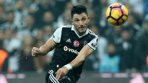 <p><strong>İŞİ ÇÖZECEK PERFORMANSLAR</strong><br />
<br />
Marcelo ve Atiba’ya oyunu açacak bir 3. bulursa baskıyı çözebilirler. Bu zor bir karar. Tolgay’ın ilk Napoli maçındaki ya da İnler’in ikinci Benfica maçındaki 2. devre oyununu yakalaması önemli. İşi çözecek olan bu performanslar.</p>