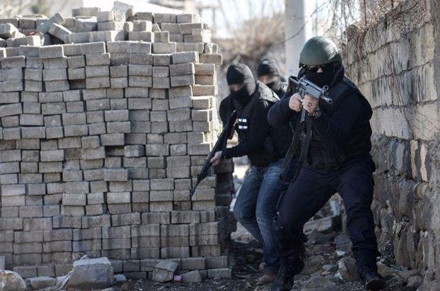<p>İdil'de teröristlerin Turgut Özal mahallesinde karargah gibi kullandıkları ev bulundu. Evde çok sayıda mühimmat ele geçirilirken evin yakınına tuzaklanan uzaktan kumandalı patlayıcı düzeneği etkisiz hale getirildi.<br />
<br />
Şırnak'ın İdil ilçesinde terör örgütü PKK mensuplarına yönelik operasyonda teröristlerin karargah gibi kullandıkları ev ortaya çıkartıldı.</p>