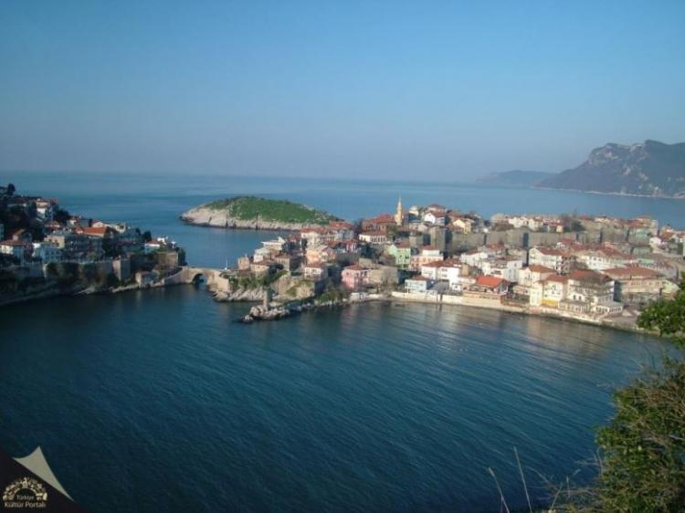 <p>Bartın<br />
<br />
Nüfusu: 192 389  <br />
Toplam otomobil sayısı: 27 919<br />
​Kaç kişiye bir otomobil düşüyor: 6,9</p>
