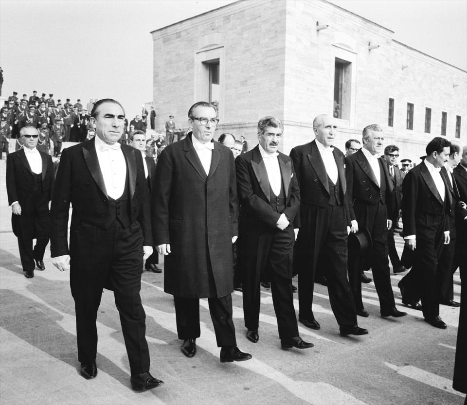 <p>Cumhuriyet Bayramı'nın 47. yıldönümü dolayısıyla Anıtkabir'de düzenlenen törene (soldan sağa); MHP Genel Başkanı Türkeş, Cumhuriyetçi Parti (CP) Genel Başkanı Turhan Feyzioğlu, Faruk Önder, Millet Partisi (MP) Genel Başkanı Osman Bölükbaşı, Hıfzı Oğuz Bekata, Cumhuriyet Halk Partisi (CHP) Genel Sekreteri Bülent Ecevit de katılmıştı. </p>
