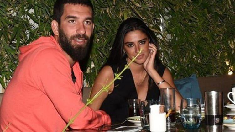 <p>15 kilometre uzaktan gelen midyeleri yiyen Arda Turan ertesi gün Çeşme'den ayrıldı.</p>
