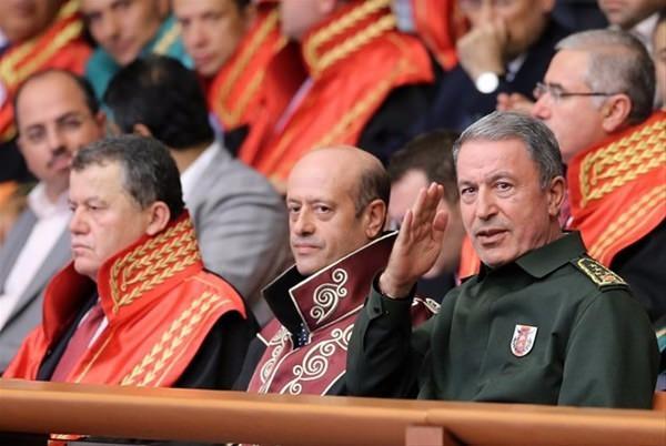 <p>TBMM'de dün yapılan olağanüstü toplantıya Genelkurmay Başkanı Orgeneral Hulusi Akar da katılmıştı. Akar'ın boğazını üniformasıyla kapattığı görülmüştü.</p>

<p> </p>
