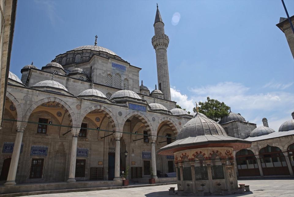 <p>İslam dininde kutsal sayılan, ana parçası Kabe'de bulunan ve cennetten geldiğine inanılan Hacer-ül Esved taşının 4 parçası, İstanbul'daki Sokullu Mehmet Paşa Camisi'nde bulunuyor.</p>
