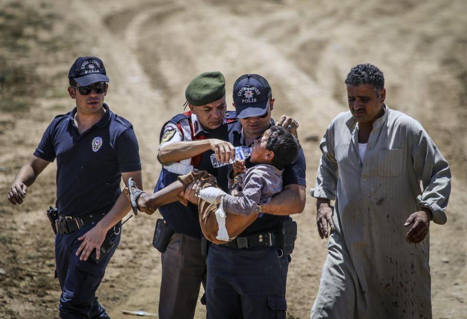 <p>ABD öncülüğündeki koalisyon güçlerinin Suriye'nin Tel Abyad bölgesine düzenlediği hava bombardımanı ve bölgedeki çatışmalardan kaçan Suriyelilerin Akçakale Sınır Kapısına gelişleri devam etti. Sınır bölgesinde bekletilen Suriyelilerin arasında bulunan yaralı bir çocuk güvenlik ekiplerince acil olarak Türkiye tarafına alındı.</p>
