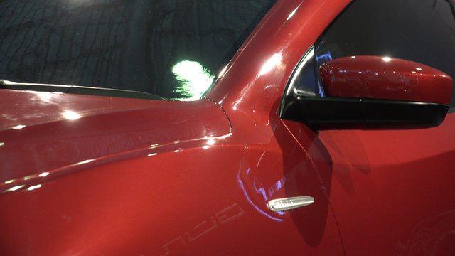 <p>Elektrikli olmasının avantajını da kullanan otomobilde arka bölüm, şasenin geneline oranla kısa tutularak hırçın tasarım biraz daha belirgin hale getirilmiş. 4000'den fazla parçadan oluşan ve gövdesinden uluslararası standartlardan hafif alüminyum alaşım ve kompozit materyallerin kullanıldığı otomobilde, tasarım özelindeki eleştriler daha ziyade aracın burun kısmındaki ızgara etrafında toplanıyor.</p>
<p> </p>