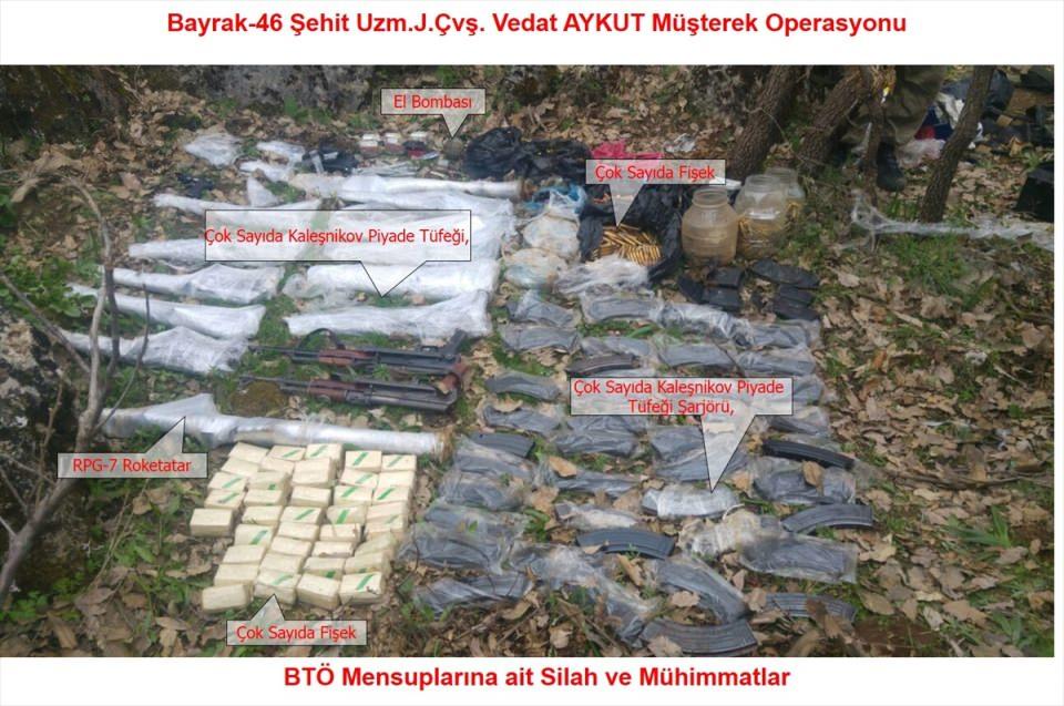 <p>33 terörist kıyafeti, 45 çift ayakkabı, 62 şemsiye, 2 kamera, lazer yazıcı, yaklaşık 950 kilogram muhtelif yiyecek maddesi, çok sayıda tıbbi ve yaşam ve malzemesi ile örgütsel doküman ele geçirildiği belirtildi.</p>
