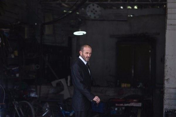 <p>Bu benzerlikten memnuniyet duyan Yıldırım, oyuncu olmayı hayal ediyor. Tamirhanelerinin arka bölümünde bulunan spor aletleriyle "Taşıyıcı" filminin müziği eşliğinde çalışan Yıldırım, bir yandan da sosyal medyayı kullanarak film yapımcılarının dikkatini çekmeye çalışıyor.</p>
<p> </p>