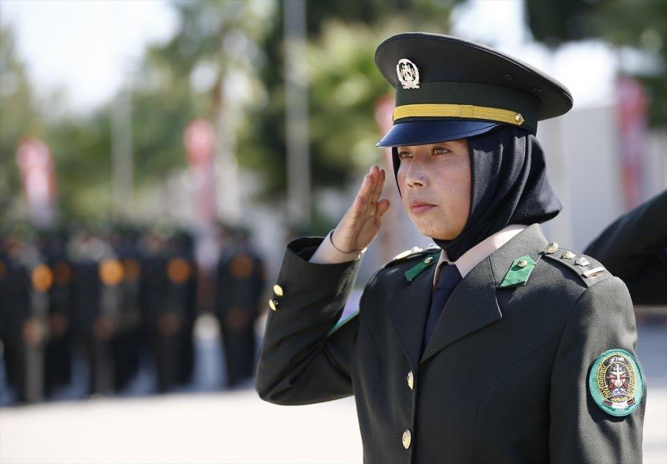 <p>Kurs birincisi Baseera Mohammadi'ye belgesini ve hediyesini Antalya Valisi Münir Karaloğlu verdi. Kursu ikincilikle bitiren Farida Mirzad ise sertifikası ile hediyesini Kara Kuvvetleri Eğitim ve Doktrin Komutanı Korgeneral Tahir Bekiroğlu'ndan, üçüncü Fatıma Rezai de belgesini ve hediyesini Afganistan Genelkurmay Plan ve Prensipler Başkanı Korgeneral Naderi Eqbal Ali'den aldı. </p>