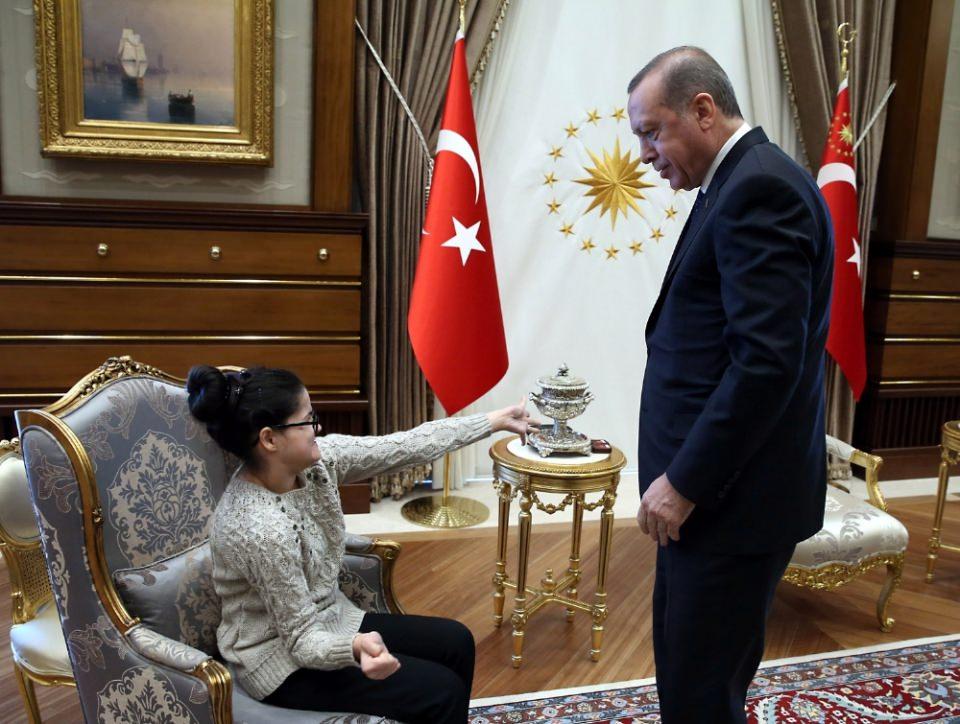 <p>Erdoğan, kendisini ziyarete gelen Gülşah ile sohbet ederek şakalaştı.</p>