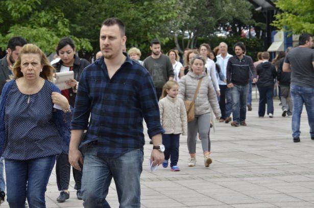 <p>Politic’s Araştırma Şirketi tarafından yapılan Türkiye gündem araştırması, vatandaşın koalisyon görüşmeleri, 24 Temmuz operasyonu, çözüm süreci ve Kürt sorunu gibi gündemdeki birçok konu hakkında görüşleri ile ilgili önemli ipuçları verdi. Türkiye’nin 12 ilinde bin 381 kişiyle yüz yüze yapılan çalışmada gündeme dair birçok soru vatandaşa yöneltildi.</p>