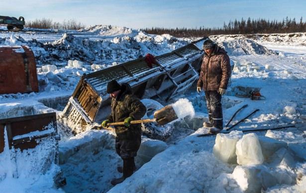 <p>Yakutsk, dünyanın en soğuk kenti olarak sayılır. Bu Sibirya kentinde -50 C normal olarak sayılır ve çocuklar sadece dereceler -55 C altına düştüğünde okula gitmiyor.</p>
