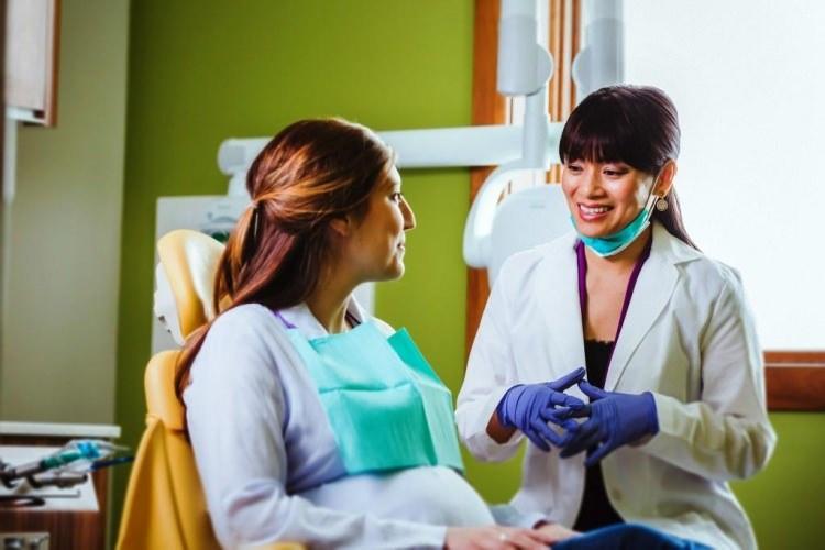 <p>Ortodonti Uzmanı Dr. Burak Büyüktürk, hamilelik belirtileriyle beraber gelen hormonal değişikliklerin ağız ve diş sağlığını önemli ölçüde etkilediğini söyledi. </p>
