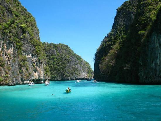 <p>14- Koh Phi Phi Don, Tayland</p>
