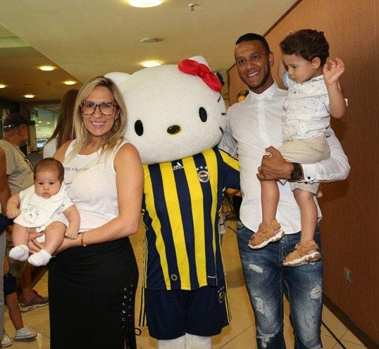 <p><span style="color:#A9A9A9">De Souza da çocukların hoşuna gidecek ürünlerin her zaman yanlarında olacağını ve hem Fenerbahçe hem de Hello Kitty'yi tebrik ettiğini bildirdi.</span></p>