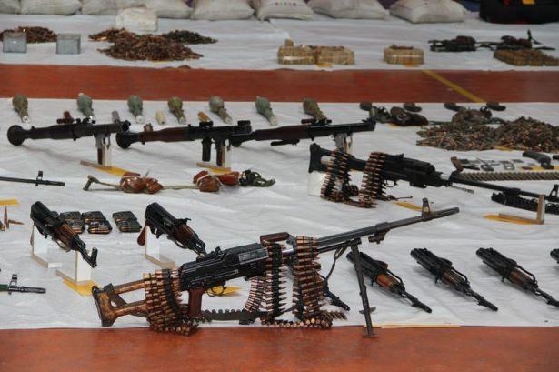 <p>Aksoy, <strong>“Sokağa çıkma yasağı ilan ettiğimiz bölgelerde sokağa çıkma yasağına titizlikle uyan halka ve barikat kurarak çukur oluşturan teröristlere destek vermeyen Diyarbakırlılara teşekkürlerimi sunuyorum” </strong>dedi.</p>