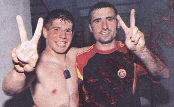 <p>18'lik Emre Belözoğlu ile 32'lik Hagi'den zafer pozu (1998)</p>