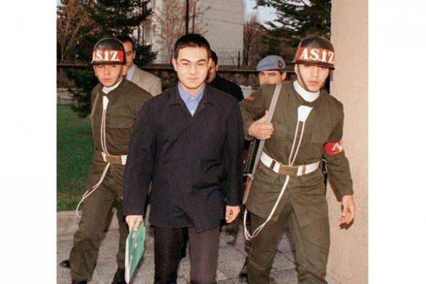 <p><strong>3. Serdar Ortaç</strong></p>
<p>Şarkıcı 1999 yılında askerlikten kurtulmak için hile yapma suçundan 54 gün Mamak Askeri Cezaevi'nde kalmış. </p>