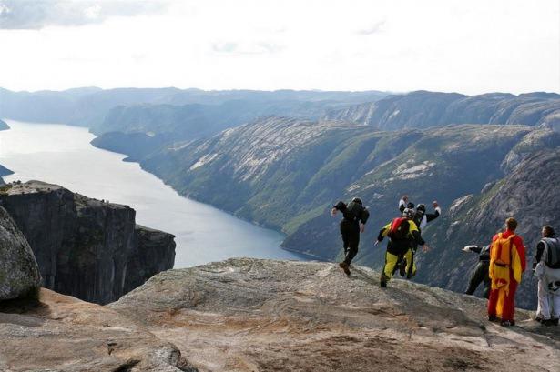 <p>Binlerce metre yükseklikte yürüyüş, köpek balıklarıyla yüzmek, balta girmemiş ormanlarda yapılacak bir yolculuk ve daha fazlası...<br />
<br />
Kjerag'dan yapılacak bir atlayış (Norveç)</p>

<p> </p>

<p> </p>
