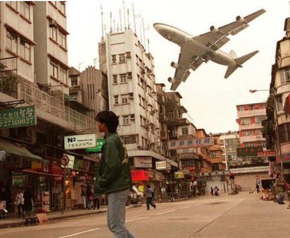 <p>9- Kai Tak Havalimanı</p>

<p>1998 yılında kapanana kadar, Hong Kong'da faaliyette bulunan Kai Tak havalimanı dünyada pilotlar açısından inilmesi ve kalkılması en zor havalimanı olarak biliniyordu.</p>
