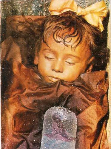 <p>D&uuml;nya onu Uyuyan G&uuml;zel olarak tanıyor. İtalya'da 1920 yılında 2 yaşında &ouml;len Rosalia Lombardo'nun mumyasının hi&ccedil; bozulmaması, cesedinin bulunduğu cam tabut i&ccedil;inde 94 yıldır g&ouml;z kapaklarını a&ccedil;ıp kapatması mumyayı gizemli kılmıştı.</p>

<p>&nbsp;</p>
