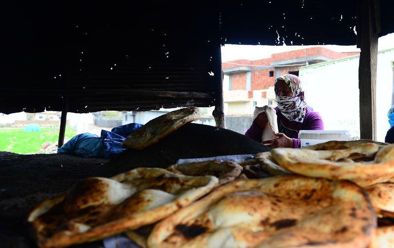 <p>Sokaklardaki hafriyatın iş makineleriyle kaldırılıp teröristlerce yakılan araçların sokaklardan taşındığı ilçede, örgüt mensuplarının duvarlara yazdığı yazılar silindi.</p>