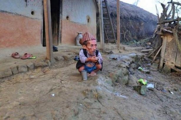 <p>56 santimetrelik Nepalli dünyanın en kısa erkeği olarak Rekorlar Kitabı'na girmeye hazırlanıyor. 72 yaşındaki Nepalli’nin birkaç gün içinde başkent Katmandu’da Guinness yetkilileriyle bir araya geleceği belirtildi. Guinness Rekorlar Kitabında dünyanın en kısa erkeği olarak 60 santimetre boyuyla Filipinli Junrey Balaving geçiyor. Balaving, geçen Haziran’da 18 yaşını doldurur doldurmaz dünyanın en kısa erkeği olarak rekorlar kitabına girmişti.</p>

<p> </p>
