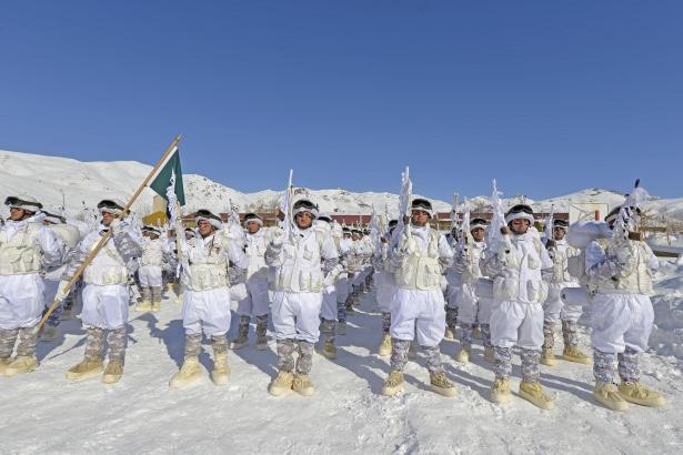 <p>Türk Silahlı Kuvvetlerinin göz bebeği komandolar, atış eğitimlerinde de top, havan, ağır ve hafif makineli silahlarla hedefleri vurarak göz dolduruyor. Kayak eğitimi de alan komandolar, tam teçhizatlı olarak karlı arazilerden kayarak inebiliyor.</p>
<p> </p>