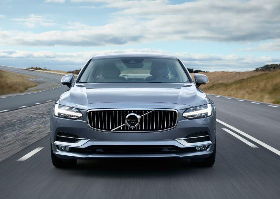 <p>Mercedes ve BMW'nin üst düzeydeki liderliğine göz diken Volvo, S90 ile hem tasarımı hem teknolojiyi bir araya getiriyor. Aşağıda yer alan videoda da görebileceği üzere oldukça heybetli görünen otomobil, T5, T6 ve T8 olmak üzere üç farklı motor seçeneğiyle satışa çıkmaya hazırlanıyor.</p>
<p> </p>