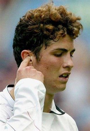 <p>Real Madrid'in dünyaca ünlü yıldızı Cristiano Ronaldo yıllar içerisinde fiziksel olarak büyük değişim yaşadı.</p>
