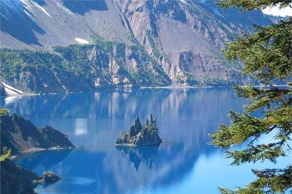 <p>En ölümcül göl<br />
Bir insan Rusya'daki Karaçay Gölü'nün kıyısında durarak bile ölümcül dozda radyasyon alabilir. Bunun nedeni de gölün yakınında bulunan ve 1990 yılına kadar varlığı gizlenen Rusya'nın en büyük nükleer reaktörlerinden birinin suyu kirletiyor olması.</p>