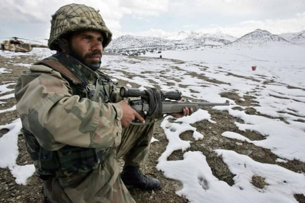 <p>15- Pakistan<br />
<br />
Savaş durumunda askere çağırılabilecek nüfus: 93,351,401<br />
Tank sayısı: 3,124<br />
Uçak sayısı: 847<br />
Nükleer başlık sayısı: 900-110<br />
Uçak gemisi sayısı: 0<br />
Denizaltı sayısı: 8<br />
Savunma Bütçesi(dolar): 7,000,000,000</p>