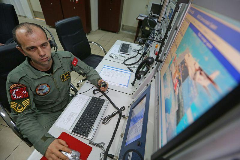 <p>"Uçak komutanı kalkış kararı veriyor, helikopterin kontrolleri yapıldıktan sonra kalkış yapılıyor ve olabildiğince hızlı bir şekilde bölgeye intikal ediyoruz. Bölgeye vardığımızda oradaki botlardan bilgileri alarak arama kurtarma çalışmalarına başlıyoruz. </p>