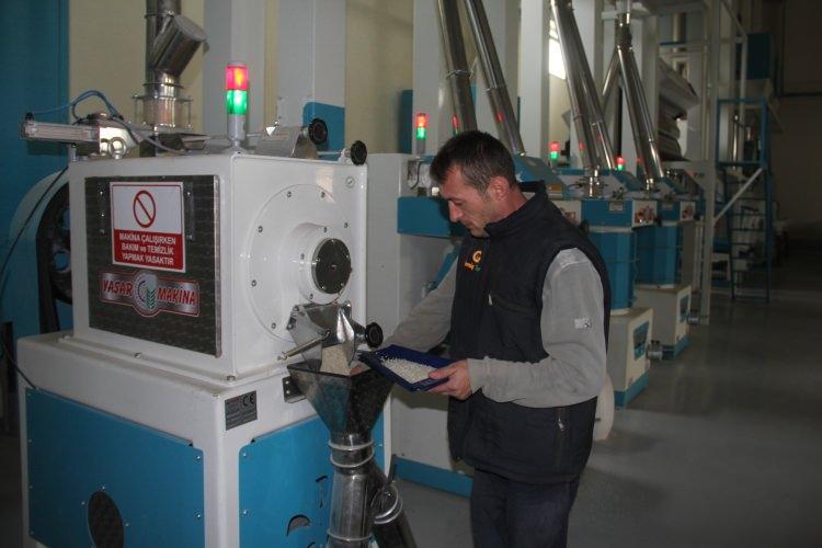 <p>Fabrikada çeltiğin kabuğu alınır, parlatma işlemi yapılır ve kalitesine göre ayrılır. Bu işlemlerden sonra pirinç paketlenir ya da çuvallara konulur." ifadelerini kullandı.</p>
