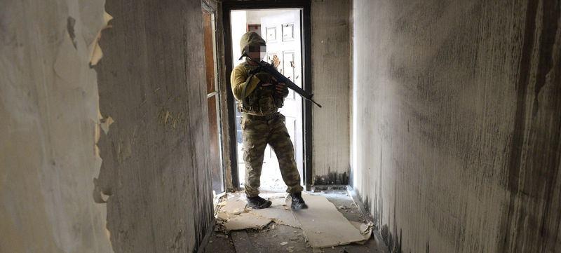 <p><strong>Bölgeyi güvenlik kameralarıyla izlediler</strong></p>
<p>Teröristlerin, operasyona katılan timlerin ilerleyişini izlemek için evlerin etrafına diktikleri direklere güvenlik kameraları yerleştirdikleri ve 24 saat bölgeyi izledikleri ortaya çıktı.</p>