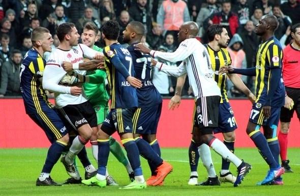 <p><strong>TOSİC BAYA BİR DAYAK YEDİ AMA... </strong></p>
<p>Sen şimdi kendi evinde bir eleme maçı oynuyorsun ortaya bir durum çıktı bu durumu kendi lehine nasıl çevirirsin. van Persie bunu deniyor. Peki sen nasıl yapabilirsin diye düşüneceklerdi. Şenol Güneş de Oğuzhan da bunu yapamadı. Tosic pozisyonda baya bir dayak yedi. Bunu göstereceğine gidip kafa uzatıyor.</p>