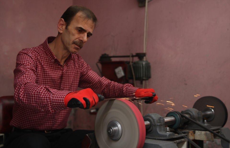 <p><strong>ERDOĞAN'A ÖZEL KILIÇ</strong><br />
<br />
Dünya Etnospor Konfederasyonu'nca organize edilen Etnospor Kültür Festivali'nde, konfederasyon başkanı Bilal Erdoğan'a, Bursalı bıçak ustası tarafından el işçiliğiyle yapılan özel Osmanlı tuğrası işlemeli akıncı kılıcı hediye edilecek.<br />
<br />
</p>