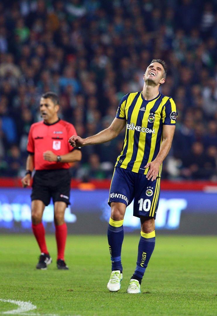 <p>Fenerbahçe’nin KAP’a yaptığı bildirimde, Hollandalı oyuncunun maç başı ücretleriyle birlikte 5.7 milyon Euro (19.3 milyon TL) alacağı belirtilmişti.</p>
