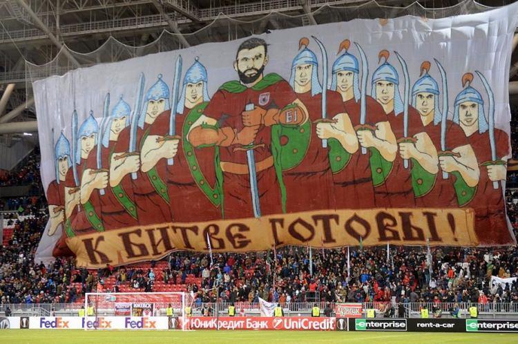 <p>Gökdeniz'e maç öncesi 'komutan' benzetmesi yapan Rus taraftarlar zırhının üzerine Gökdeniz'in forma numarası olan 61'i eklemeyi de ihmal etmedi.</p>
